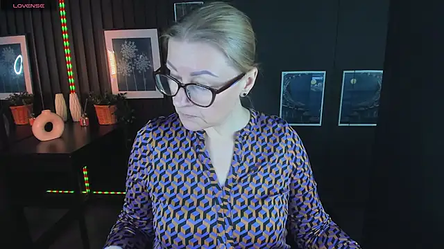 AlexandraKind online show from 5, 3, 2025
