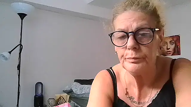 Snapshot of housewife_shantie chatting on 8, 7, 2026 housewife shantie online show from 8, 7, 2026