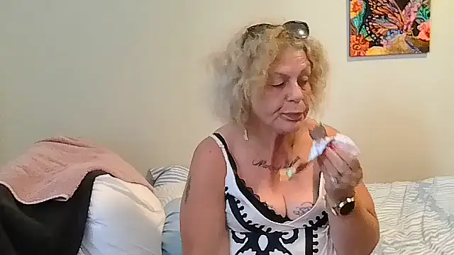 Snapshot of housewife_shantie chatting on 26, 5, 2026 housewife shantie online show from 26, 5, 2026