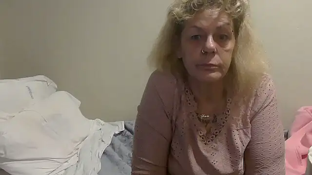 housewife shantie online show from 4, 10, 2025