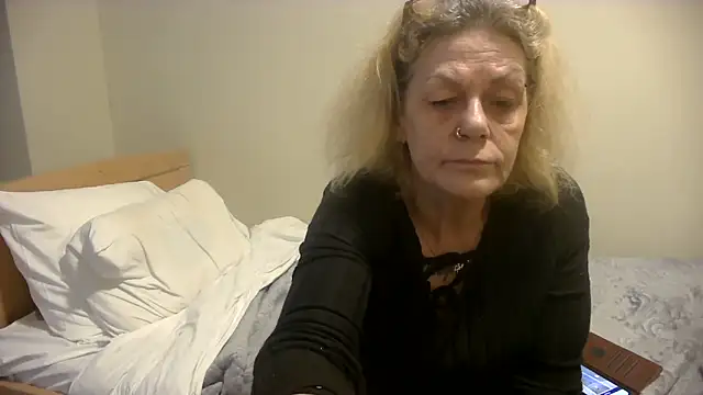 housewife shantie online show from 16, 10, 2025