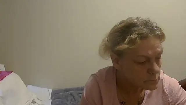 housewife shantie online show from 5, 10, 2025