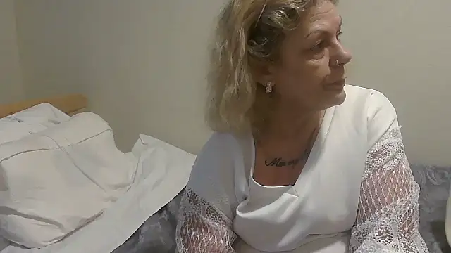 housewife shantie online show from 9, 10, 2025