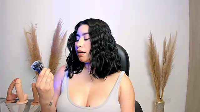 Snapshot of leylaclintonxx chatting on 2, 2, 2025 leylaclintonxx online show from 2, 2, 2025