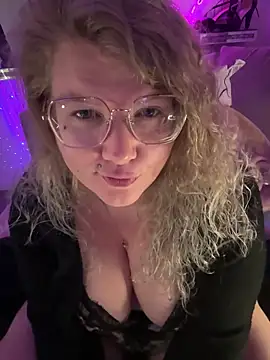 CurvyAnonymousGirl89 online show from 4, 3, 2026