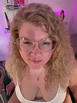 CurvyAnonymousGirl89 online show from 8, 4, 2026