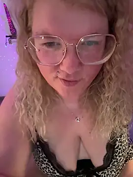 CurvyAnonymousGirl89 online show from 11, 4, 2026