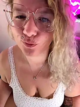 CurvyAnonymousGirl89 online show from 27, 10, 2025