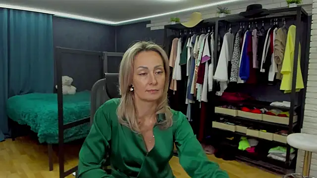 Julia Cherry  online show from 26, 11, 2025