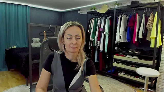 Julia Cherry  online show from 8, 2, 2026