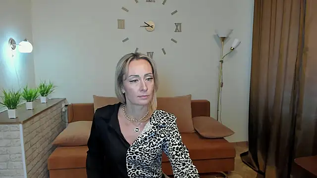 Julia Cherry  online show from 25, 1, 2025