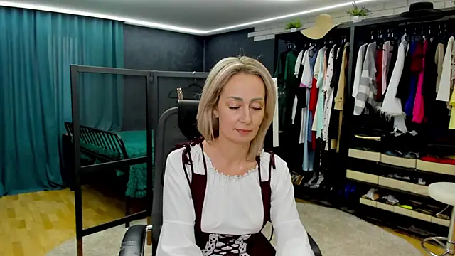 Julia Cherry  online show from 16, 5, 2026