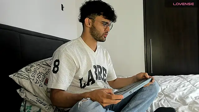 andrewChris  online show from 31, 12, 2024