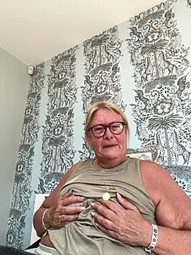 MoistCurveyChanel online show from 17, 7, 2026