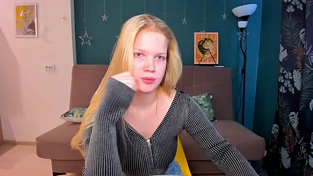 Snapshot of Xloe_Queen chatting on 10, 2, 2025 Xloe Queen online show from 10, 2, 2025