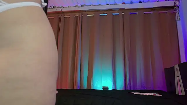 Snapshot of Little_maeve chatting on 3, 11, 2025 Little maeve online show from 3, 11, 2025