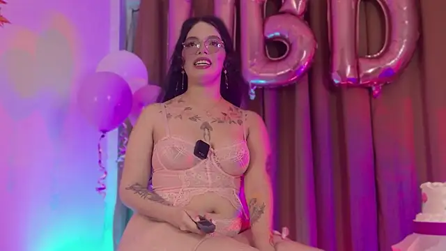 Snapshot of Little_maeve chatting on 14, 11, 2025 Little maeve online show from 14, 11, 2025