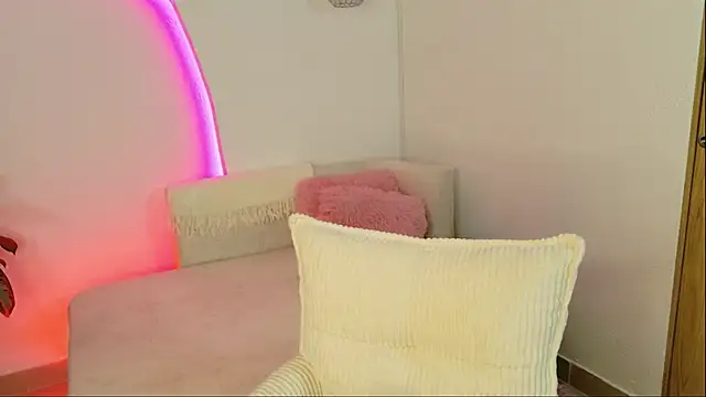 Snapshot of AllissonJames chatting on 8, 5, 2026 AllissonJames online show from 8, 5, 2026