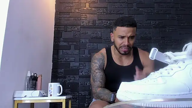 Snapshot of bruno_miller_ chatting on 28, 11, 2025 bruno miller online show from 28, 11, 2025