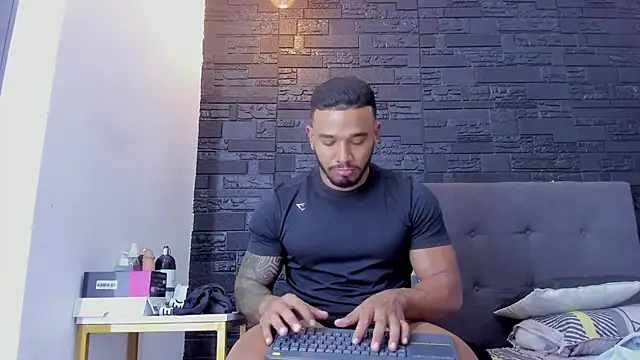 Snapshot of bruno_miller_ chatting on 29, 11, 2025 bruno miller online show from 29, 11, 2025