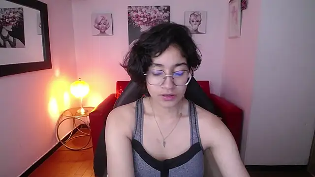 Lili Gomez  online show from 18, 2, 2025