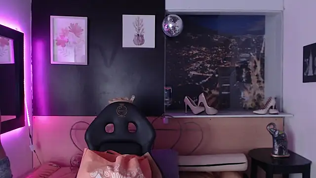 Lili Gomez  online show from 31, 10, 2025