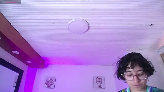 Lili Gomez  online show from 11, 11, 2025