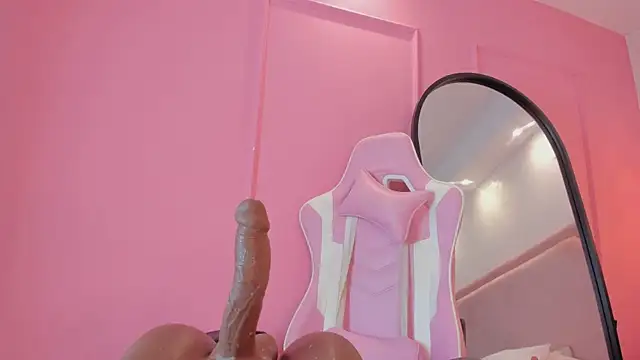 Snapshot of sophiawhite__ chatting on 5, 11, 2025 sophiawhite online show from 5, 11, 2025