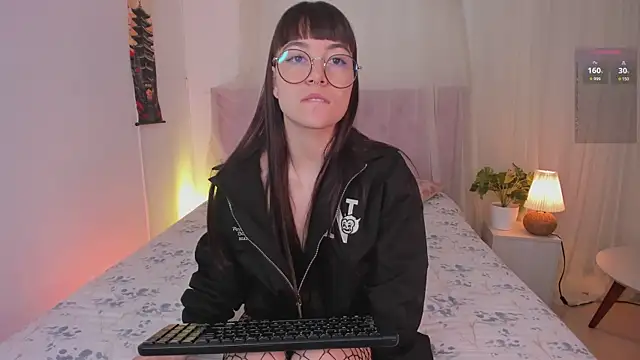 Lia Sweett  online show from 5, 10, 2025