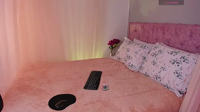 Lia Sweett  online show from 18, 3, 2025