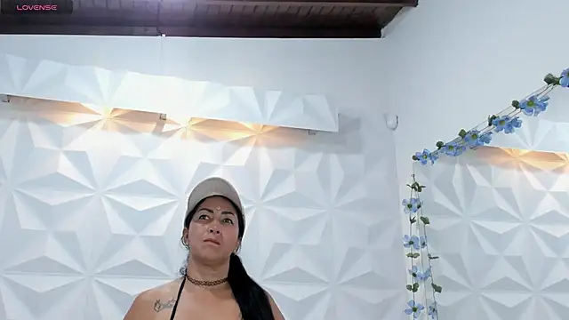 CHantal 33 online show from 4, 1, 2025