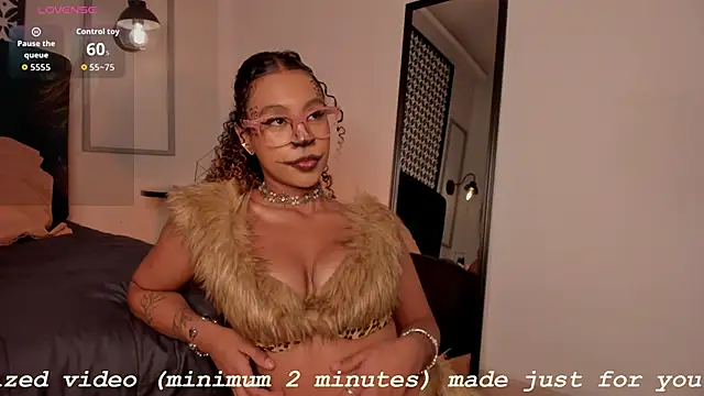 Snapshot of sade_jackson1 chatting on 28, 10, 2025 sade jackson1 online show from 28, 10, 2025