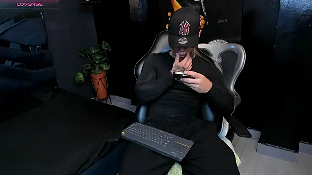 Flynn Riider online show from 24, 10, 2025