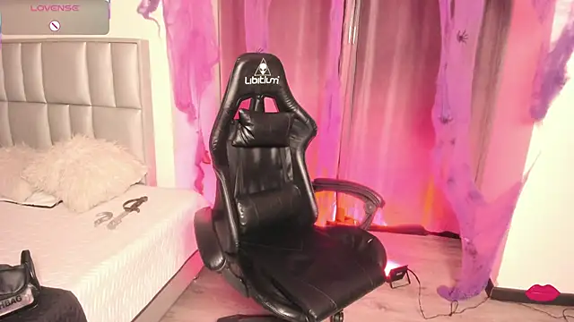 Aurora Hotson online show from 10, 10, 2025