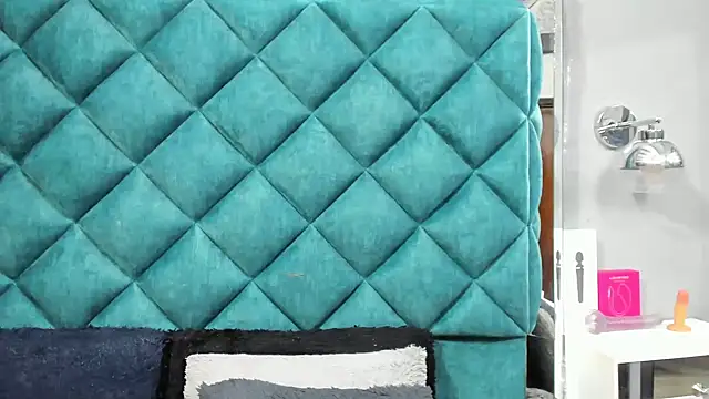 PENELOPELEWISs online show from 4, 10, 2025