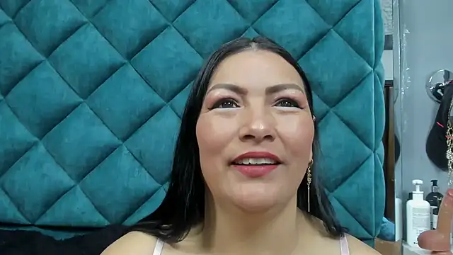 PENELOPELEWISs online show from 15, 4, 2026