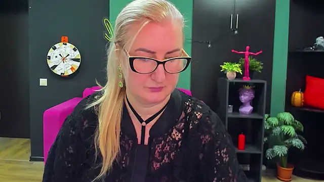 ChristyBrooks online show from 28, 2, 2025
