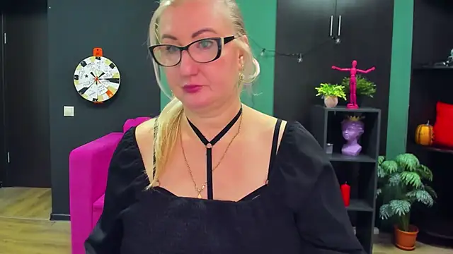 ChristyBrooks online show from 28, 2, 2025