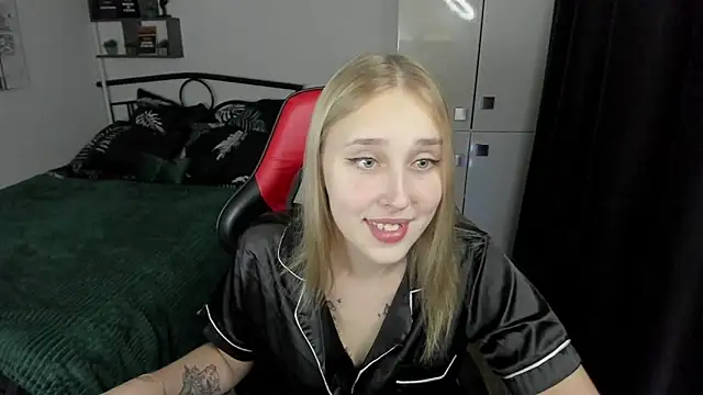 Snapshot of LinaTruly chatting on 11, 9, 2025 LinaTruly online show from 11, 9, 2025