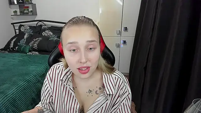 Snapshot of LinaTruly chatting on 9, 10, 2025 LinaTruly online show from 9, 10, 2025