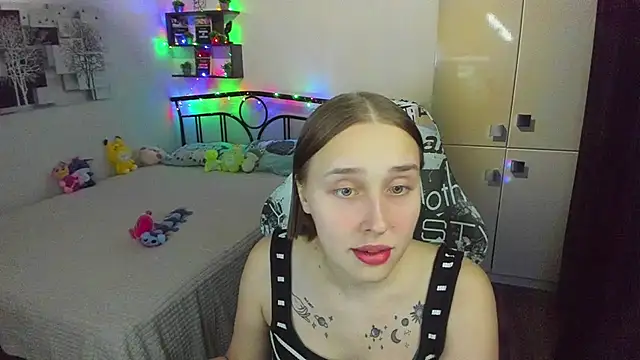 Snapshot of LinaTruly chatting on 4, 5, 2026 LinaTruly online show from 4, 5, 2026