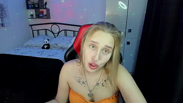 Snapshot of LinaTruly chatting on 13, 10, 2025 LinaTruly online show from 13, 10, 2025