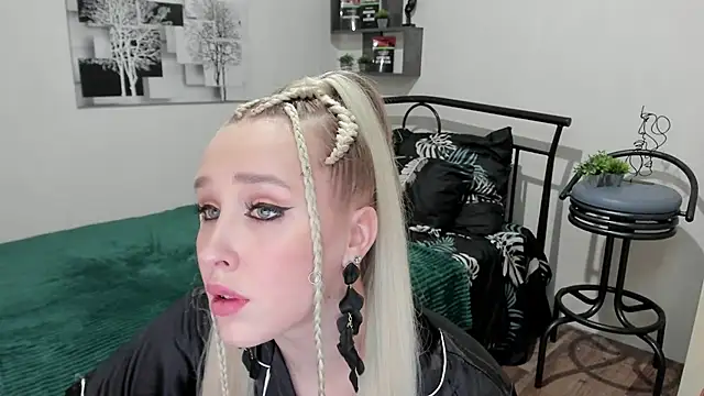 Snapshot of LinaTruly chatting on 21, 2, 2025 LinaTruly online show from 21, 2, 2025