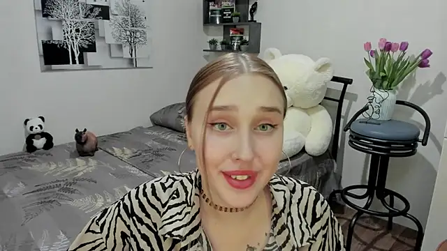 Snapshot of LinaTruly chatting on 8, 3, 2025 LinaTruly online show from 8, 3, 2025