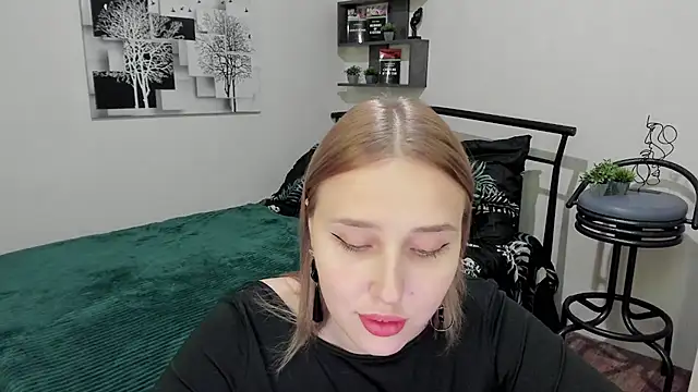 Snapshot of LinaTruly chatting on 4, 2, 2025 LinaTruly online show from 4, 2, 2025