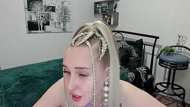 Snapshot of LinaTruly chatting on 18, 2, 2025 LinaTruly online show from 18, 2, 2025