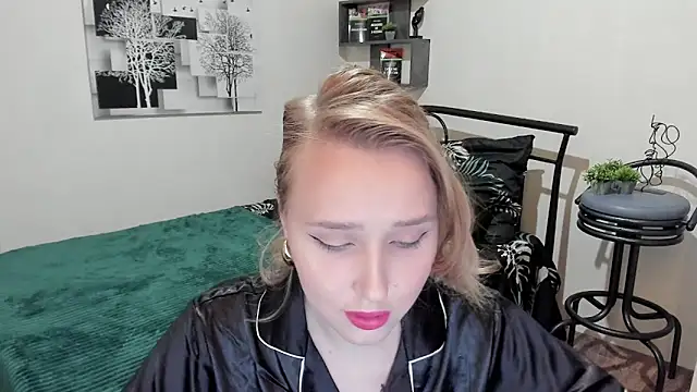 Snapshot of LinaTruly chatting on 1, 2, 2025 LinaTruly online show from 1, 2, 2025