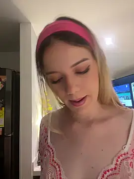 Snapshot of NicoleCut chatting on 7, 11, 2025 NicoleCut online show from 7, 11, 2025