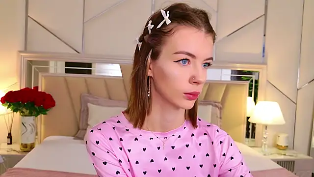 Snapshot of MeganMour chatting on 11, 11, 2025 MeganMour online show from 11, 11, 2025