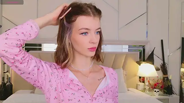 Snapshot of MeganMour chatting on 24, 10, 2025 MeganMour online show from 24, 10, 2025